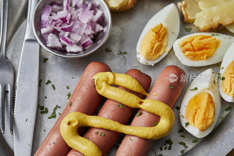 健康的蛋白质早餐，热狗香肠和鸡蛋