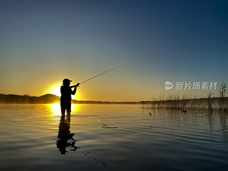 清晨在湖里钓鱼