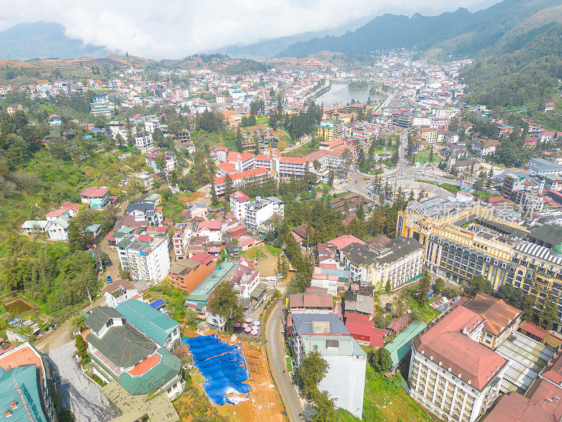 亚洲越南老蔡省萨帕市山城景观鸟瞰图，阳光明媚，夕阳西下，云中山景