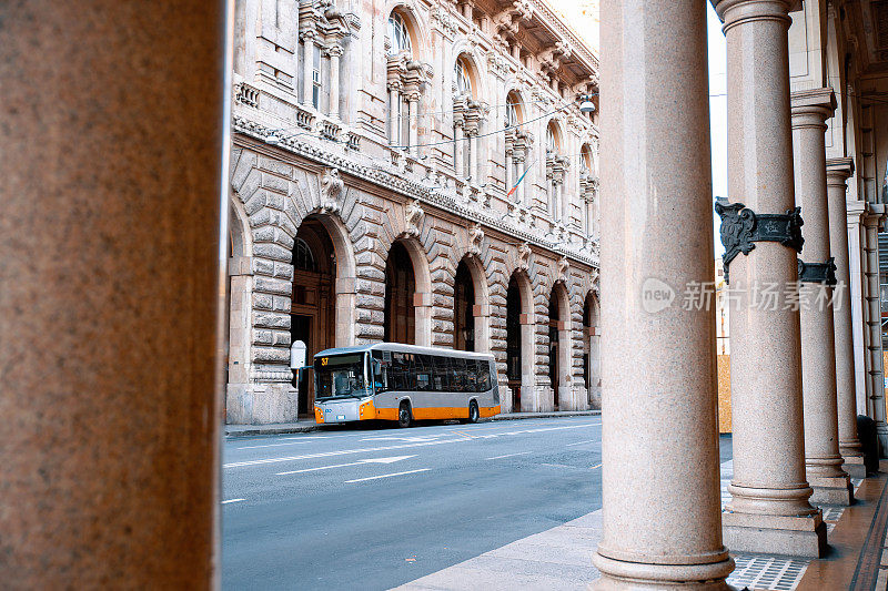 意大利城市街道上的公交车