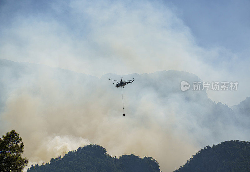 土耳其安塔利亚，消防员直升机与Kemer森林大火搏斗