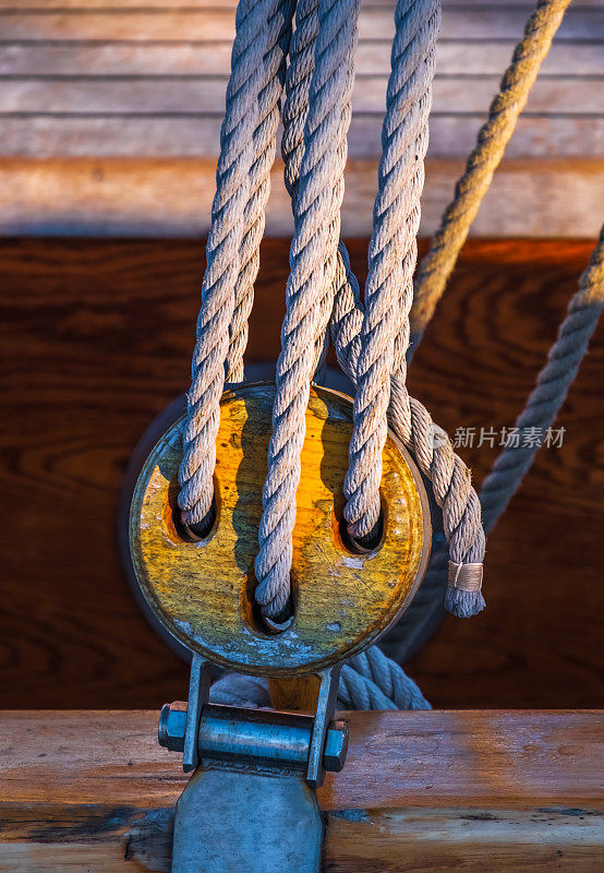 老式帆船索具上带绳的木制滑轮