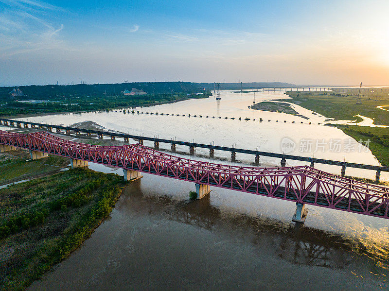一座横跨黄河的钢桥，中国