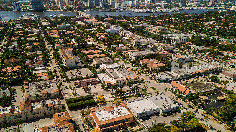 2023年春假期间，俯瞰佛罗里达州棕榈滩充满活力的海滩的海滨住宅鸟瞰图