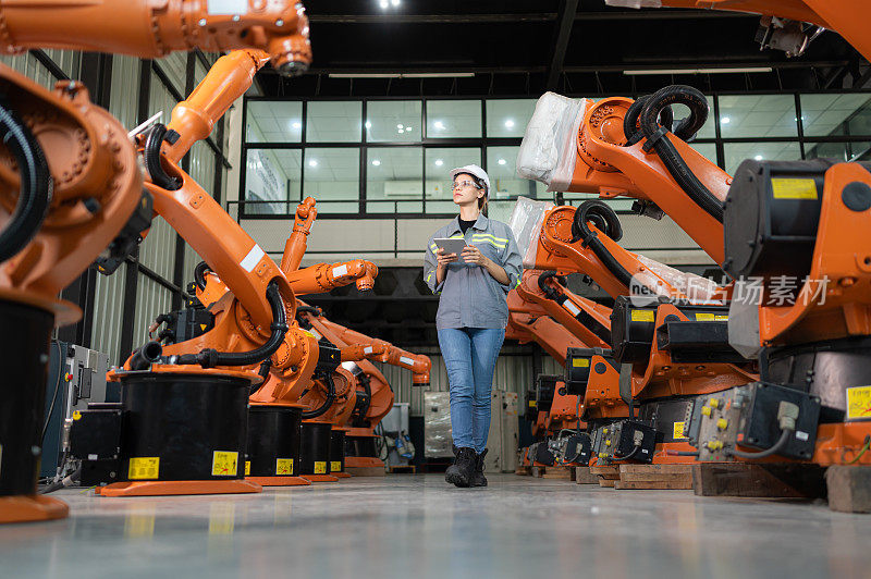 一名女审计员检查了该公司在交付给客户之前被带到仓库的机器人资产。