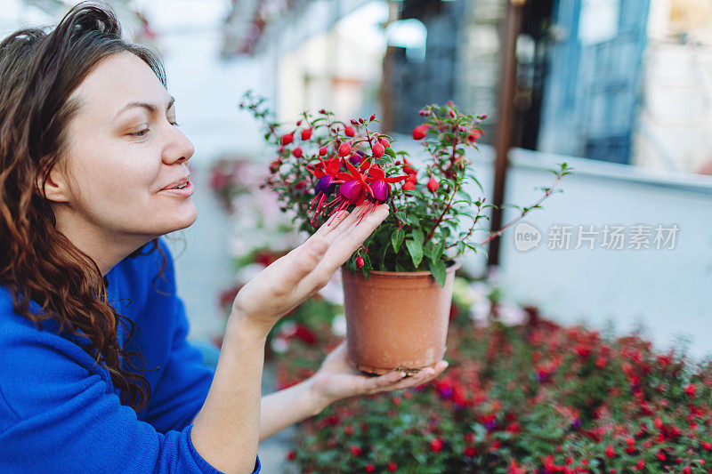 花商在商店里工作，照顾植物。小型花卉生意