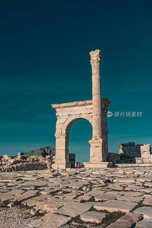 萨加拉索斯古城的安东尼尼法厄姆喷泉，日出时萨加拉索斯古城的鸟瞰图，历史上最重要的罗马遗址，土耳其的热门旅游景点，萨加拉索斯考古遗址