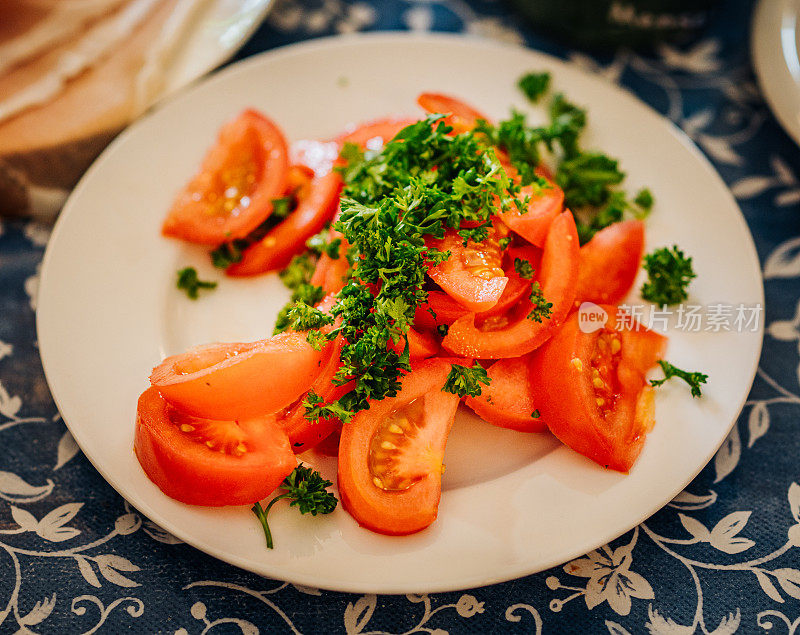 一盘健康番茄，欧芹番茄沙拉