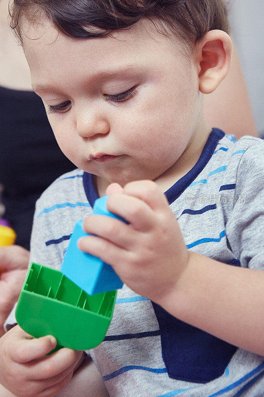 幼儿在玩五颜六色的塑料积木