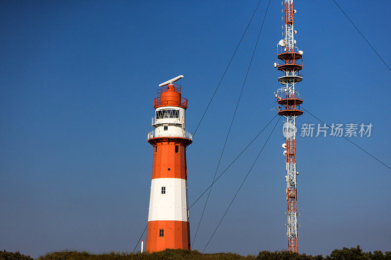 德国博尔库姆岛上的灯塔和无线电塔