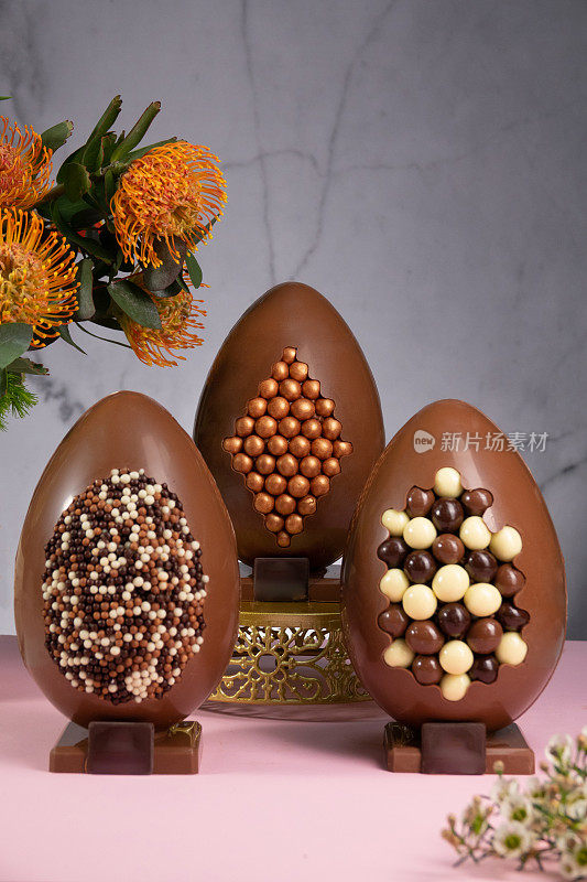 大理石上有花的巧克力复活节彩蛋