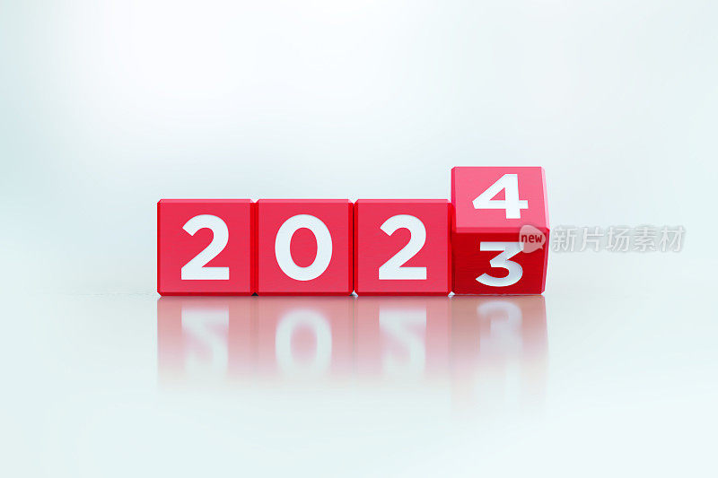 “2023”和“2024”在散焦背景前写的红色木块