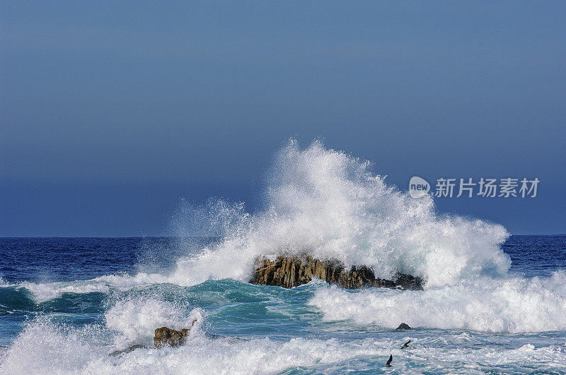 巨大的汹涌海浪撞击海岸岩石