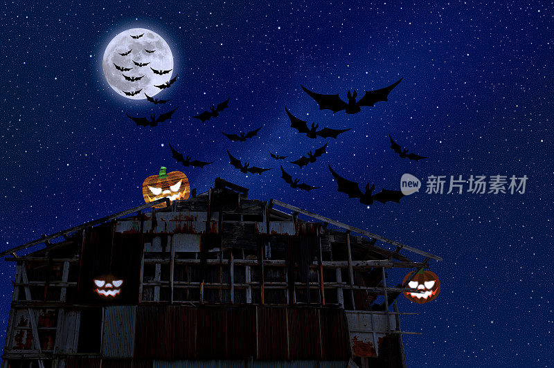 超级月亮升起在一个旧仓库屋顶的万圣节南瓜上，上面有飞行的蝙蝠