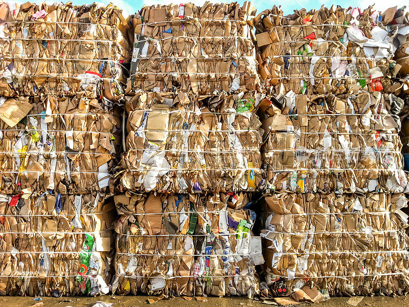 粉碎纸板包装准备运输当地垃圾填埋场英国伦敦