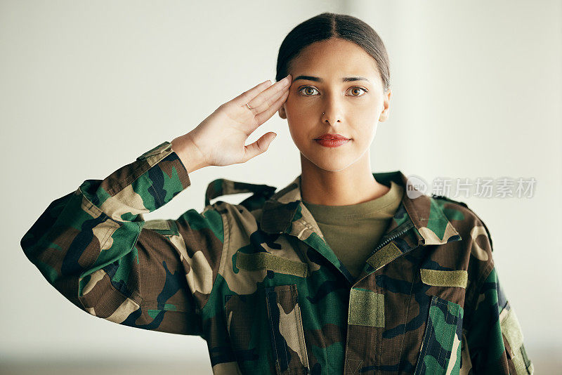 敬礼的女兵肖像，为职业英雄服务的信心和骄傲。军旅生涯，安全和勇气，穿制服的女孩，在政府情报机构受到尊重