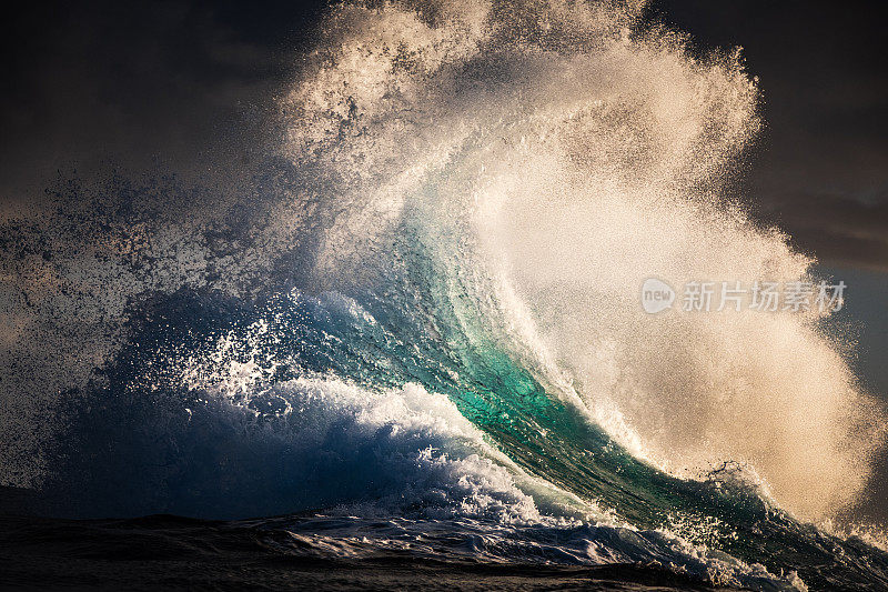 海浪能量碰撞形成抽象的水质感扇形