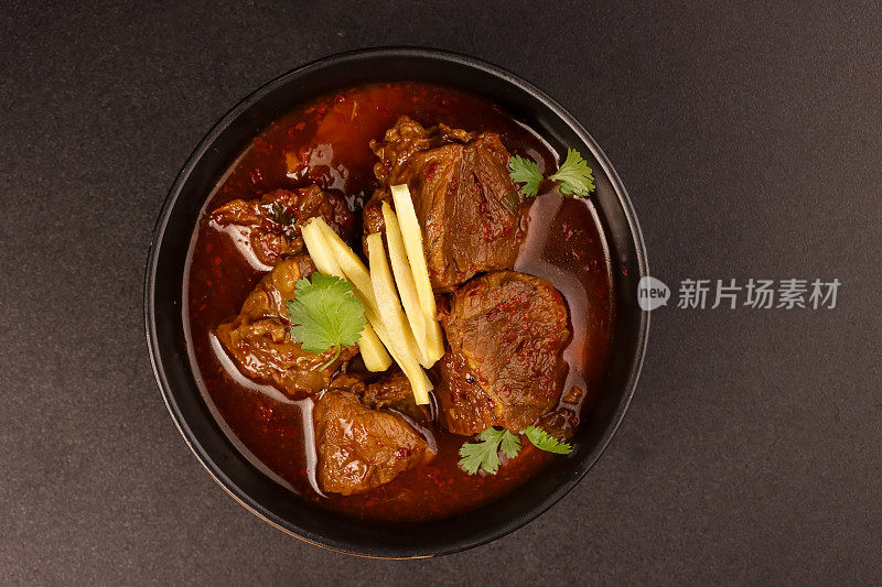 Nihari或牛肉小腿炖是印度炖牛肉与大块的牛肉小腿在肉汁酱。