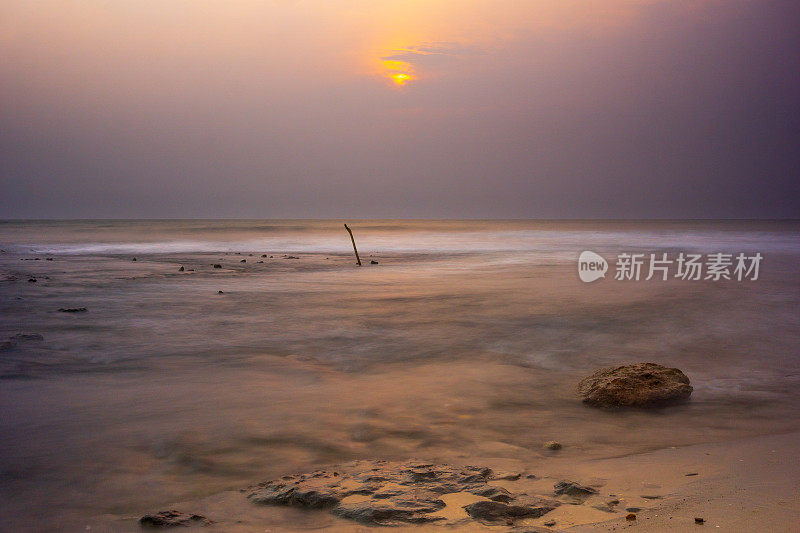 在北明古鲁的沿海地区，每天都有水的沿海地区有高波浪的夜景，土地继续减少，加上天空不好，因为空气污染是由许多引发全球焦虑的因素引起的