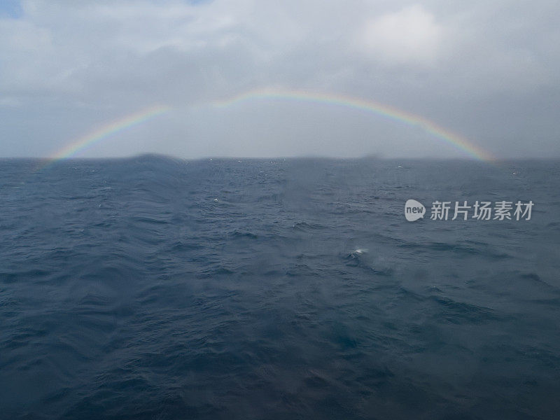 波涛汹涌的大海和彩虹