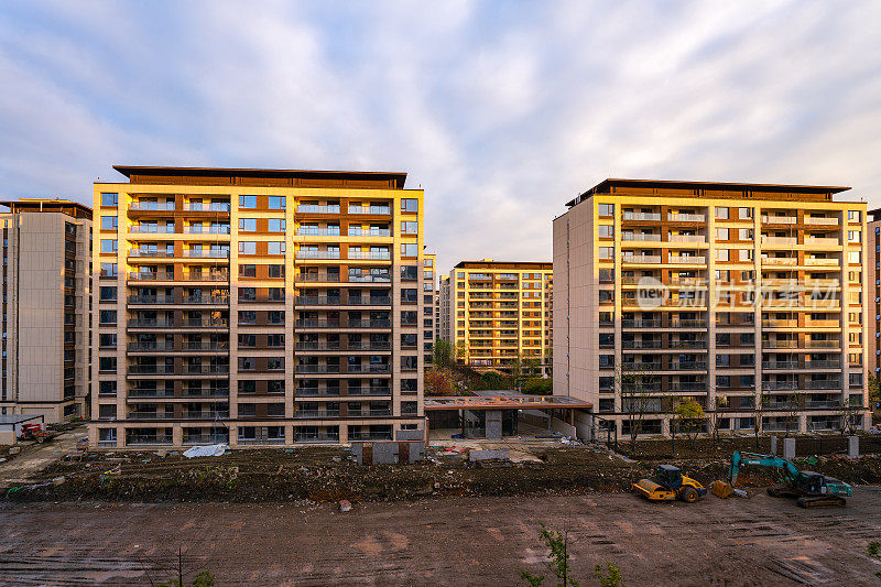 日出的阳光照在成都的住宅楼上