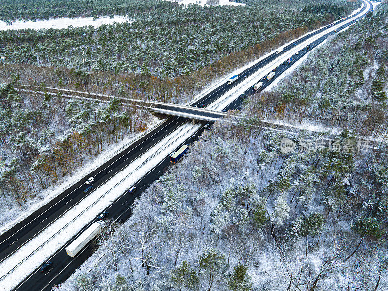 高速公路穿过雪林景观从上面看