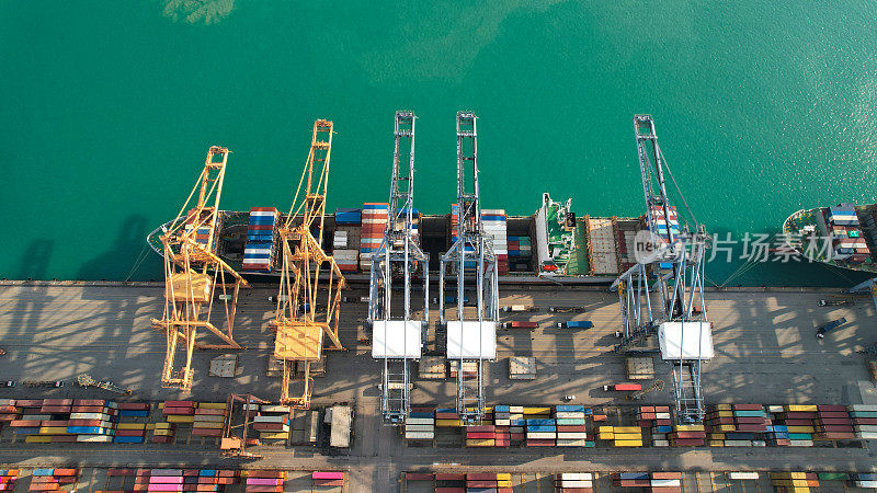 海运，物流港口集装箱货物装船