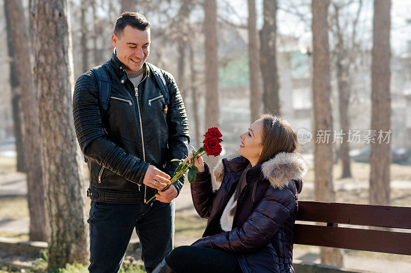 一个男人在情人节送玫瑰花给他的女朋友
