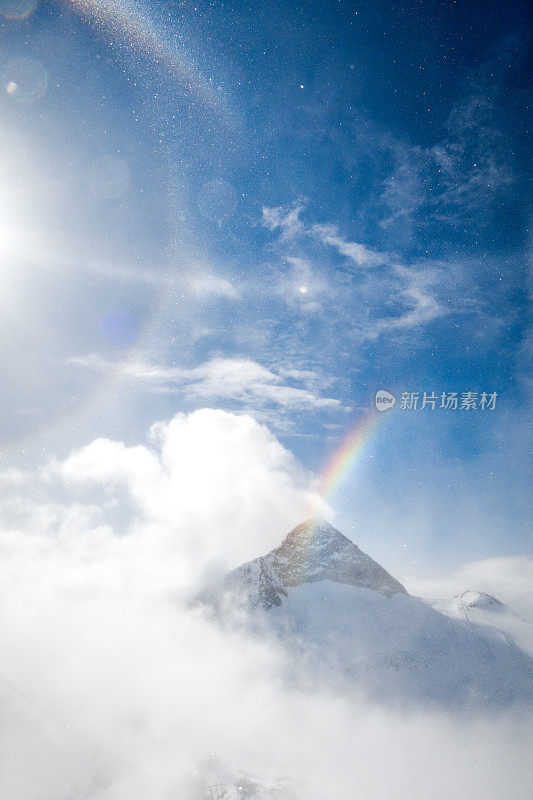 高山上的神奇天气，有太阳、蓝天、云彩、雪晶和彩虹。腹地冰川-奥地利