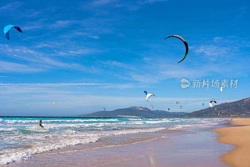 塔里法海滩在加的斯冲浪城市的天际线西班牙安达卢西亚有很多风筝冲浪风筝阳光明媚的天空