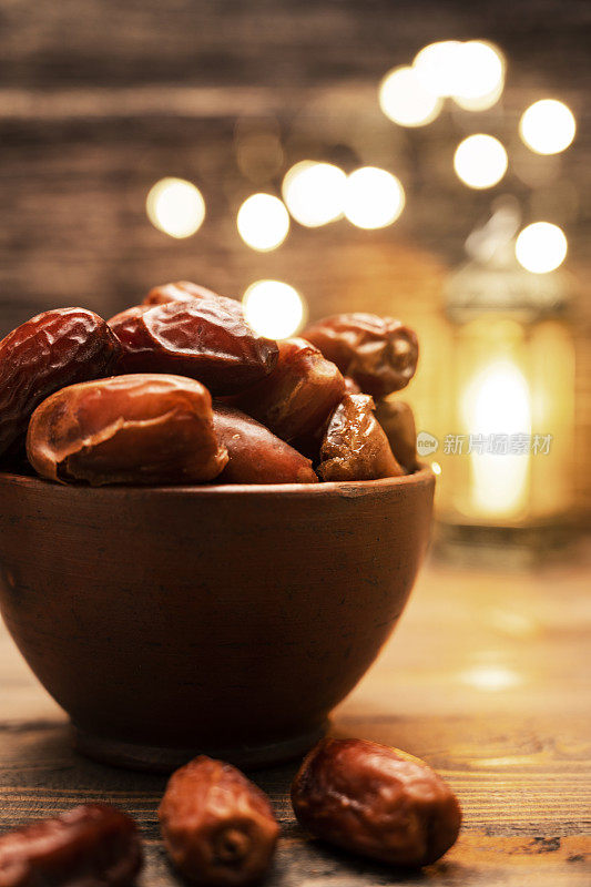 可口的干枣水果与阿拉伯光背景的图像。斋月穆斯林斋月的节日。