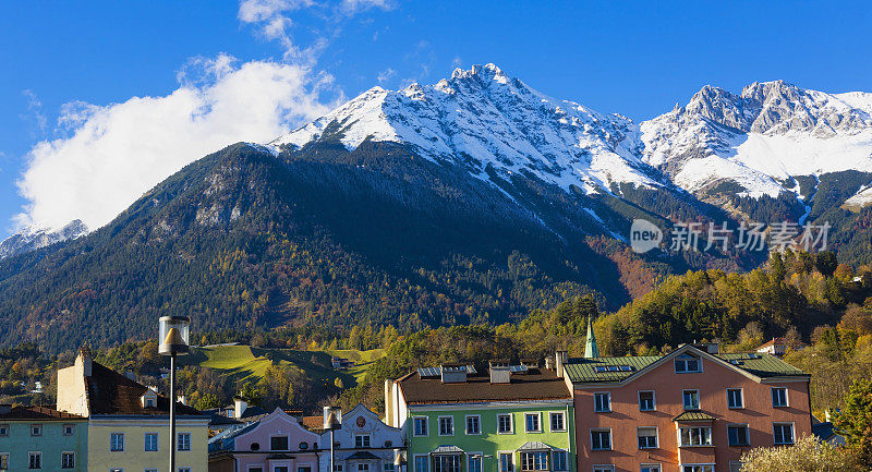 全景视图因斯布鲁克作为城市中心镇与美丽的房子，河客栈和蒂罗尔阿尔卑斯山，奥地利