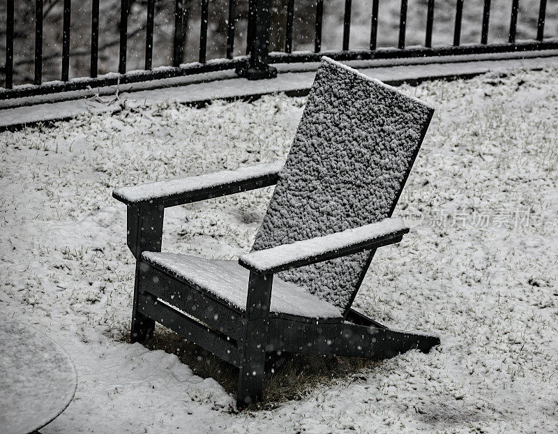 火坑和椅子在冬天被雪覆盖