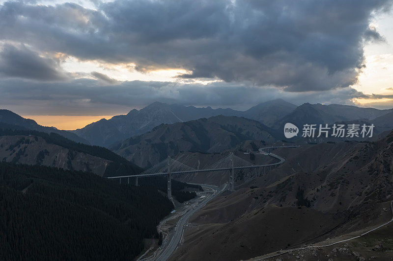 美丽的夜间无人机拍摄的中国新疆果子沟大桥