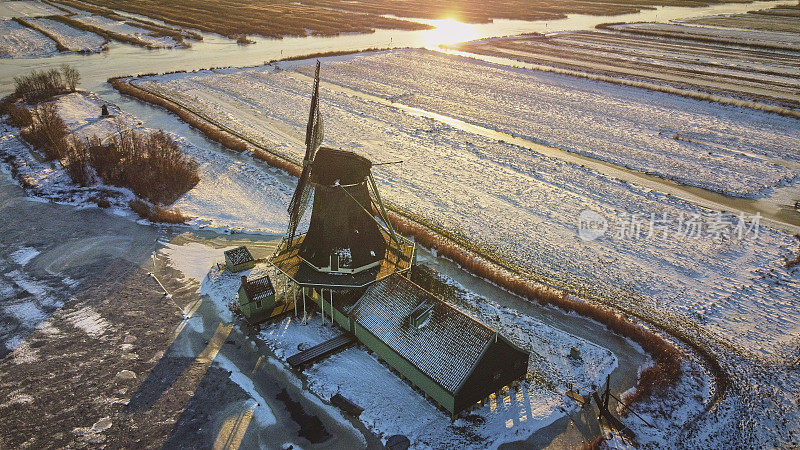 荷兰赞迪克，冬天日出时，老风车所在的圩田的鸟瞰图