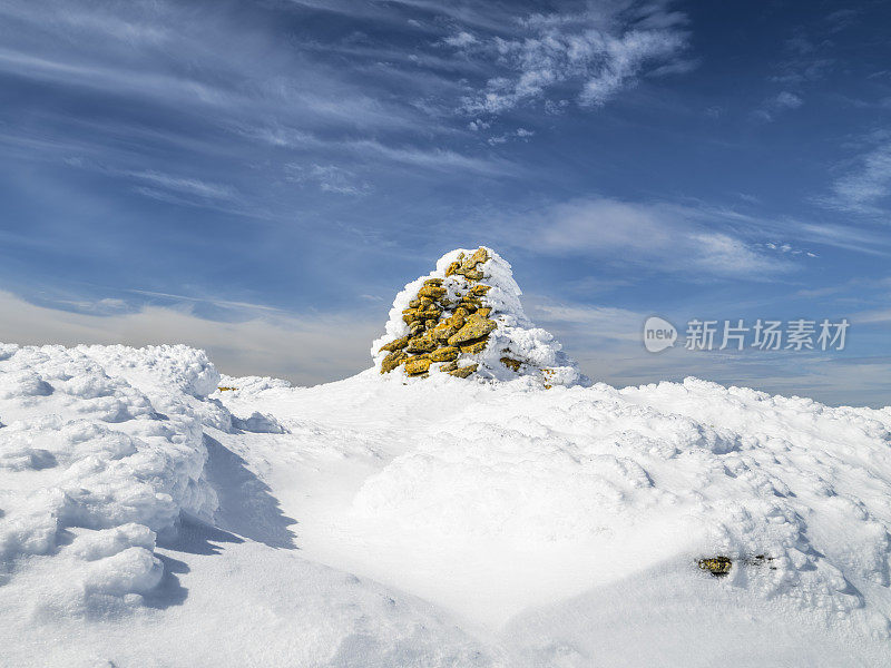 冬天堆积在高山上的一堆石头