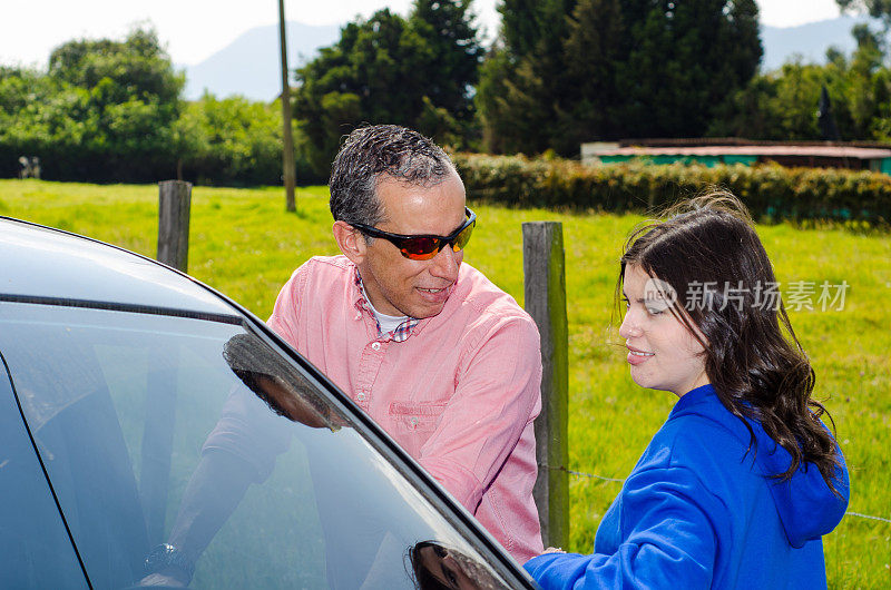 在一次公路旅行中，爸爸和十几岁的女孩在车里互相交谈