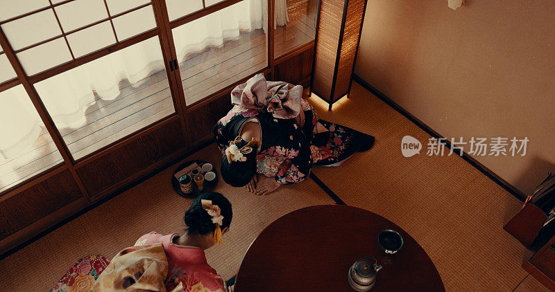 日本女性茶道文化在榻榻米房间中进行宗教信仰、尊重或仪式。亚洲人，在和服练习或温热饮料中跪下和鞠躬，以进行正念治疗，崇拜或神圣
