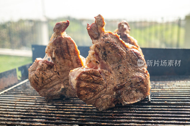 烤肉架上正在烤牛排