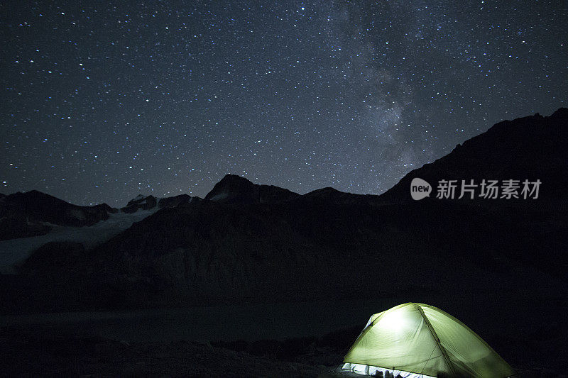 星光点点的夜空下，山间的灯光帐篷