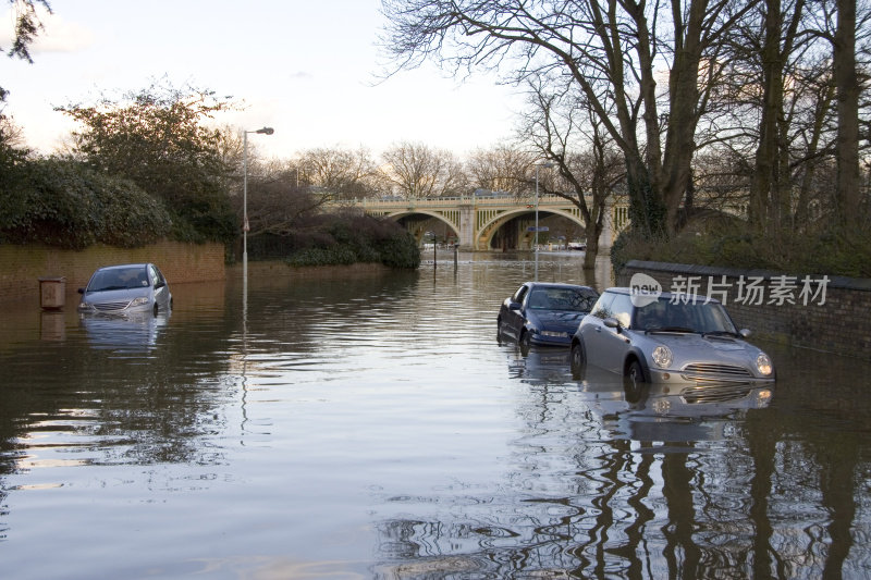 伦敦里士满附近被水淹没的道路