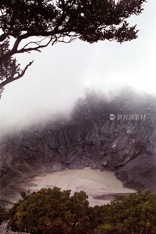 唐库班普拉胡火山的火山口。印尼西爪哇。
