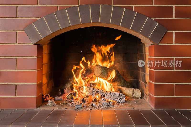 木头在壁炉里燃烧着明亮的火焰