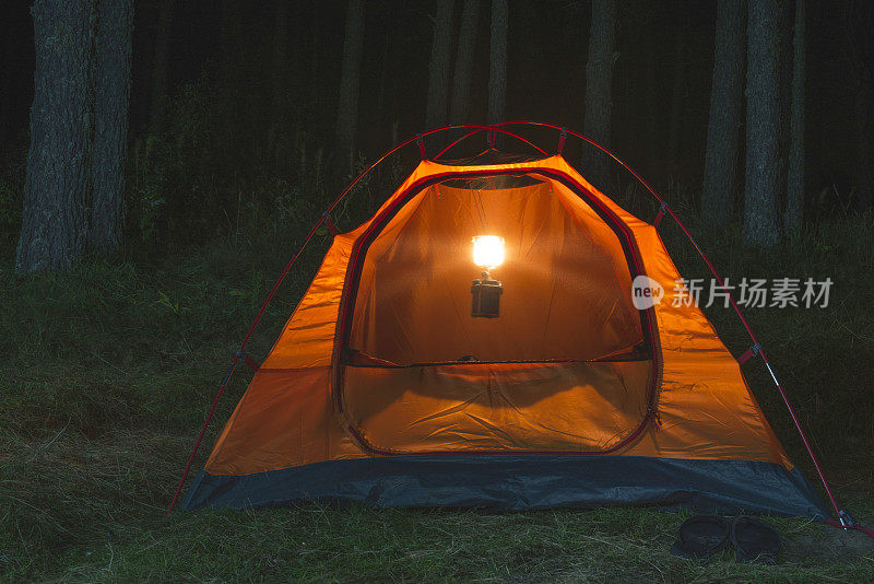 晚上在森林里搭帐篷