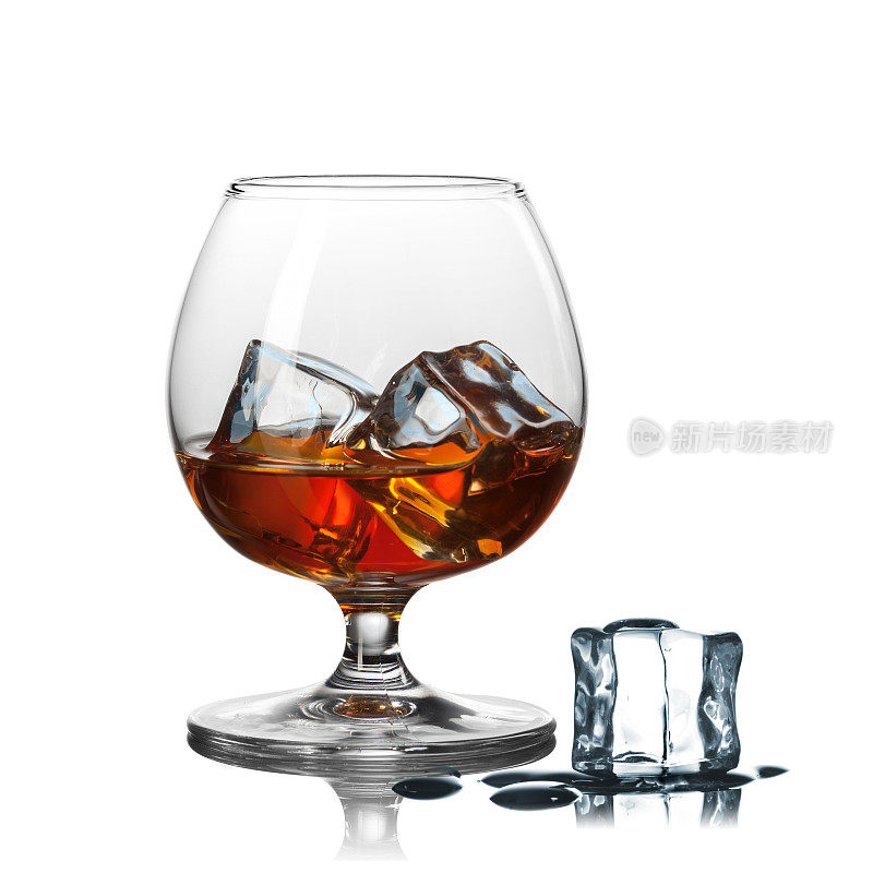 威士忌与冰在玻璃孤立的白色背景