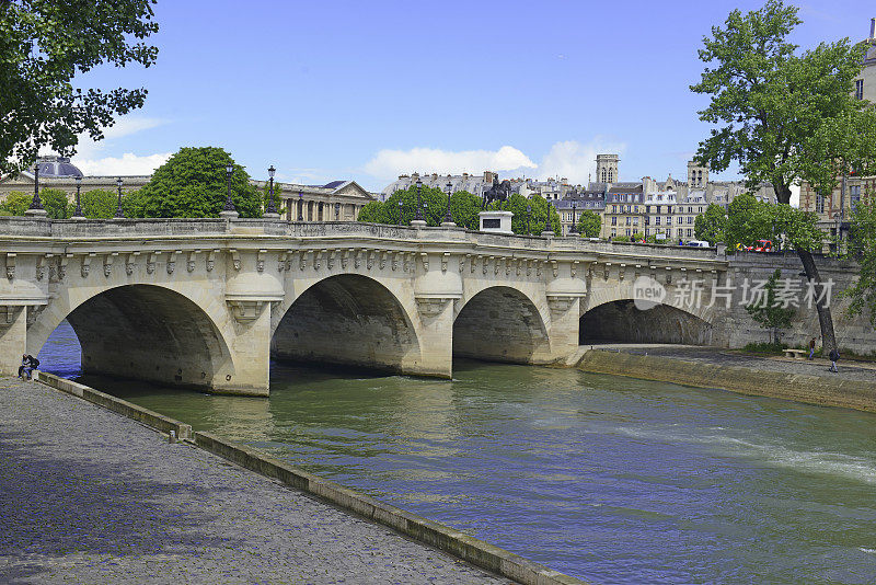 法国巴黎，塞纳河上的桥