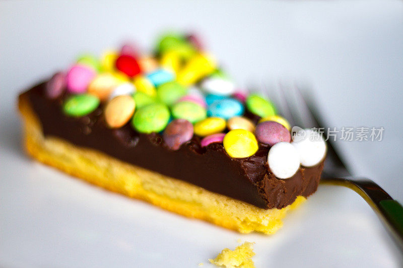 花式糕点切片与彩色糖果涂层巧克力Bits，碎屑