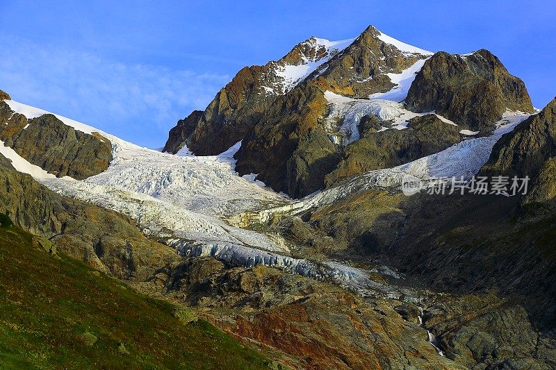 阿尔卑斯山景，勃朗峰冰川岩面拂晓