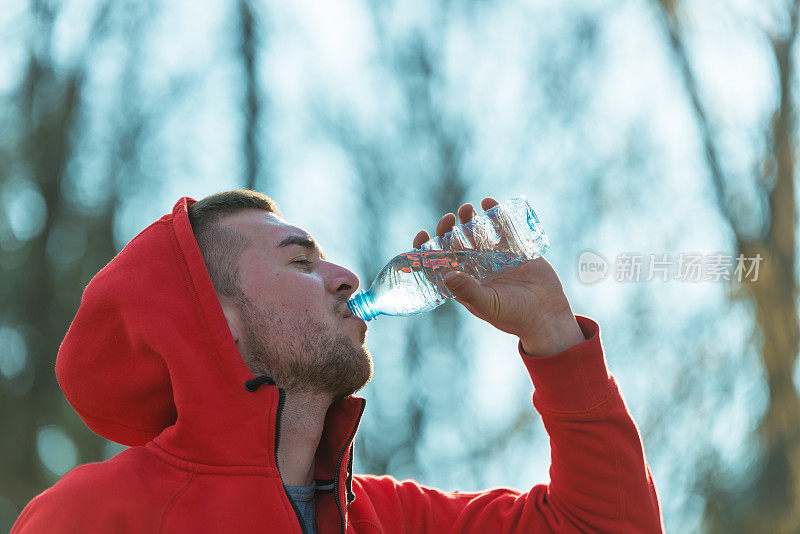 运动员跑步后喝水