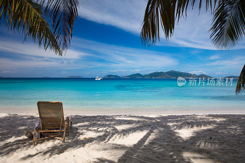 棕榈树下的沙滩椅，走私湾，托尔托拉岛